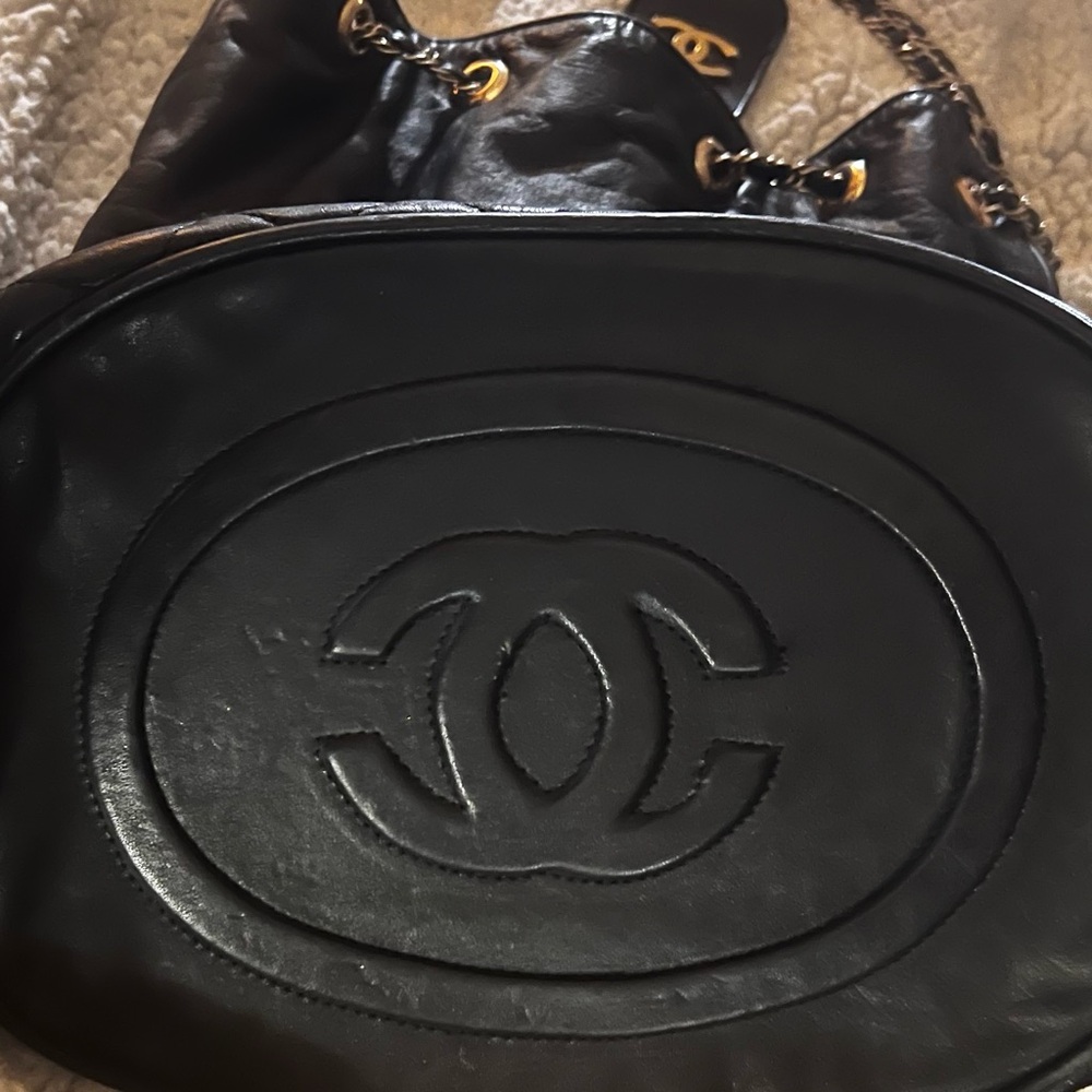 Black leather quilted bucket with double chain straps.  Exterior in GC - Picture 3 of 12